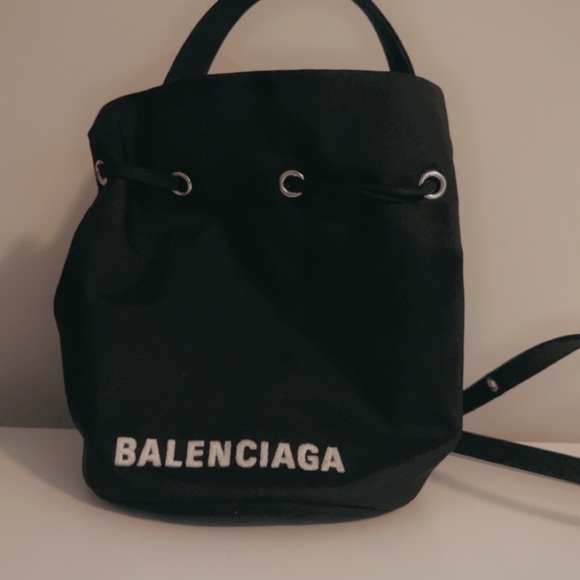 Balenciaga bucket bag ! Like brand new with box and dust bag ! - Picture 2 of 2